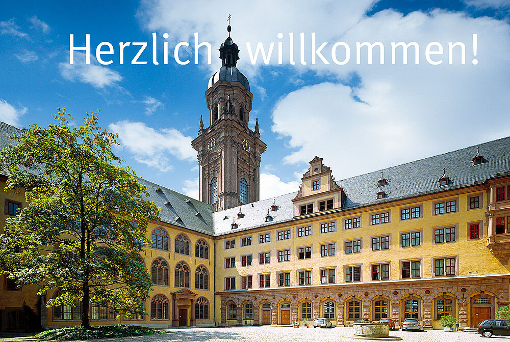 Der Innenhof der Alten Universität, Sitz der Fakultät, mit Blick auf die Neubaukirche.