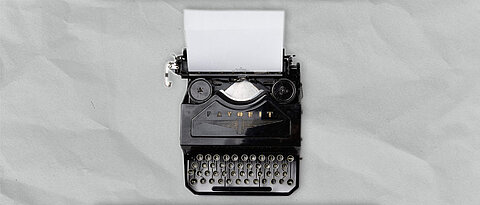 Eine Schreibmaschine auf Papier.