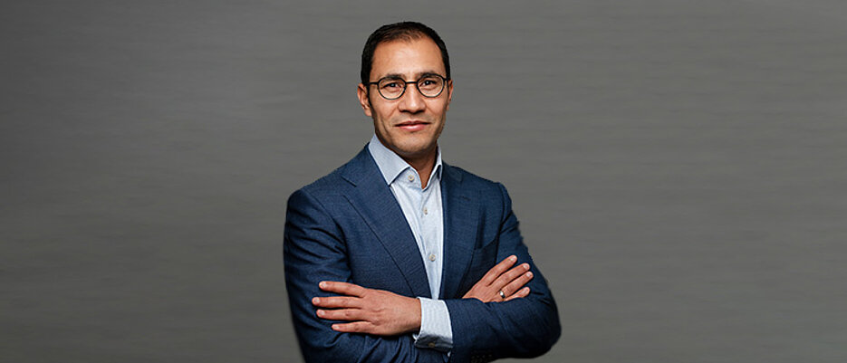 PD Dr. Ibrahim Kanalan im Profil vor einem grauen Hintergrund.