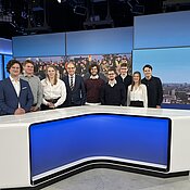 Lehrstuhl Bien in RTL Nachrichtenstudio hinter Moderationstisch
