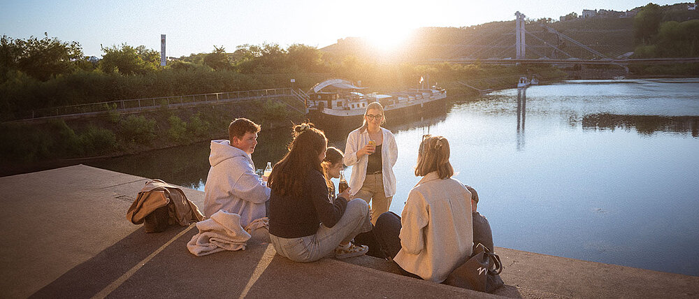 Eine Gruppe Studierender sitzt am Main