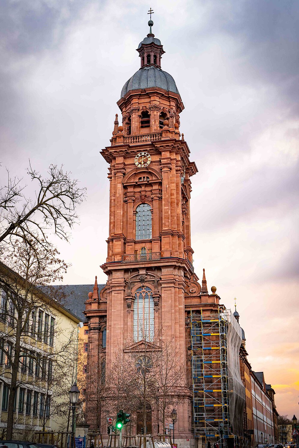 Die Neubaukirche von der Neubaustraße aus fotografiert.