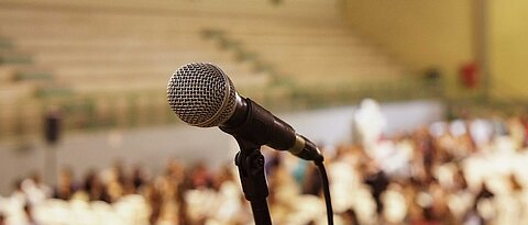 Mikrofon vor Publikum