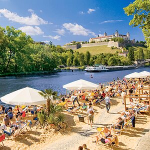 Ein Sommertag am Ufer des Mains in Würzburg.