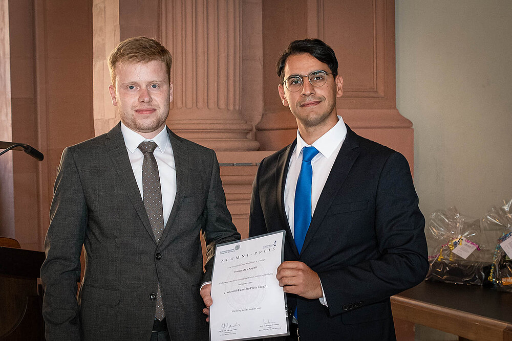 Dr. Enis Tiz überreicht einen Alumni Examenspreis.