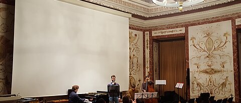 Dr. Björn C. Becker am Klavier und Kontrabassist begleiten Sänger im Toscanasaal