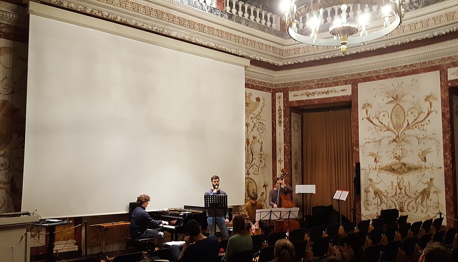 Dr. Björn C. Becker am Klavier und Kontrabassist begleiten Sänger im Toscanasaal