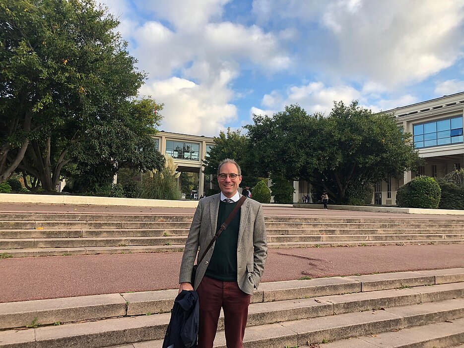 Prof. Bien auf dem Campus in Caen