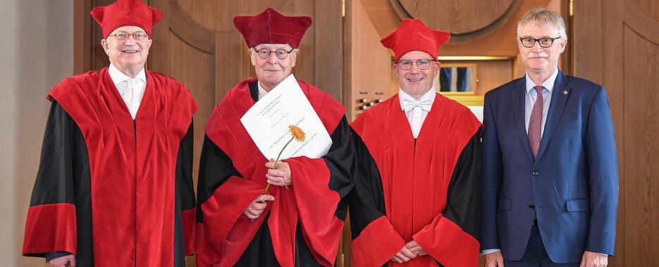 Auf der Promotionsfeier 2022 der Juristischen Fakultät wurde Michael Joachim Bonell die Ehrendoktorwürde verliehen. Das Bild zeigt (von links) Oliver Remien, Michael Joachim Bonell, Christof Kerwer und Uwe Klug.