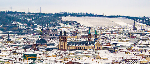 Blick auf das verschneite Würzburg.