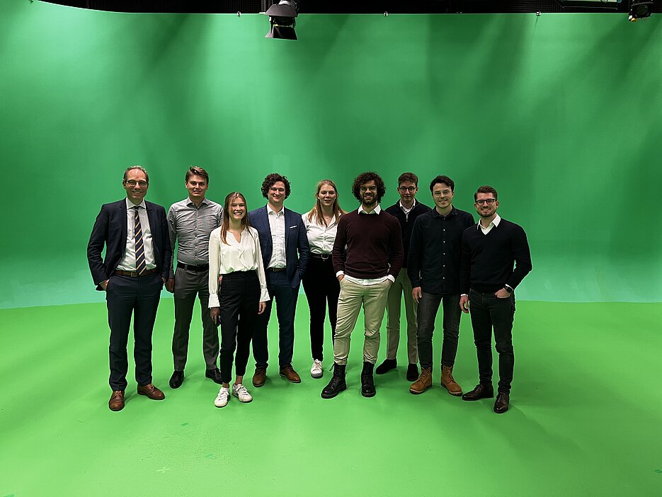 Gruppenfoto des Lehrstuhls vor grünem Hintergrund (Greenscreen)