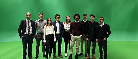 Gruppenfoto des Lehrstuhls vor grünem Hintergrund (Greenscreen)